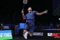 Alwi Farhan berusaha mengembalikan kok saat menghadapi Chou Tien Chen dalam lanjutan All England 2026 di Utilita Arena, Birmingham.