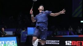 Alwi Farhan berusaha mengembalikan kok saat menghadapi Chou Tien Chen dalam lanjutan All England 2026 di Utilita Arena, Birmingham.