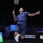 Alwi Farhan berusaha mengembalikan kok saat menghadapi Chou Tien Chen dalam lanjutan All England 2026 di Utilita Arena, Birmingham.