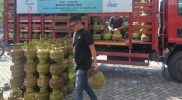 Petugas Pertamina Patra Niaga menyalurkan tabung LPG 3 kg ke warga di wilayah banjir Aceh.
