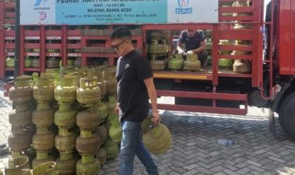 Petugas Pertamina Patra Niaga menyalurkan tabung LPG 3 kg ke warga di wilayah banjir Aceh.