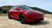 SUV listrik kompak Tesla terbaru dengan desain modern di area perkotaan