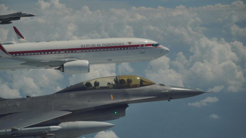 Pesawat kepresidenan Prabowo dikawal 4 F-16 dan 2 T-50 Golden Eagle (Dok. Biro Pers Sekretariat Presiden).