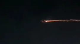 Benda angkasa yang viral melintasi langit Lampung pada Sabtu (4/4/2026). ANTARA/video warga.