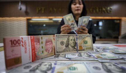 Ilustrasi pergerakan rupiah melemah terhadap dolar AS di pasar keuangan