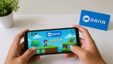 Ilustrasi pengguna memainkan game di ponsel untuk mengumpulkan saldo DANA dari aplikasi penghasil uang.
foto  Freepik