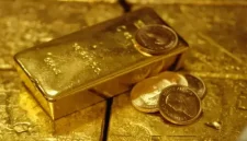 Ilustrasi emas batangan di tengah tren kenaikan harga global