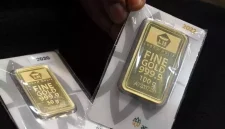 Harga emas Antam diprediksi bergerak fluktuatif dengan potensi koreksi dan penguatan pada awal pekan.