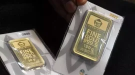 Harga emas Antam diprediksi bergerak fluktuatif dengan potensi koreksi dan penguatan pada awal pekan.