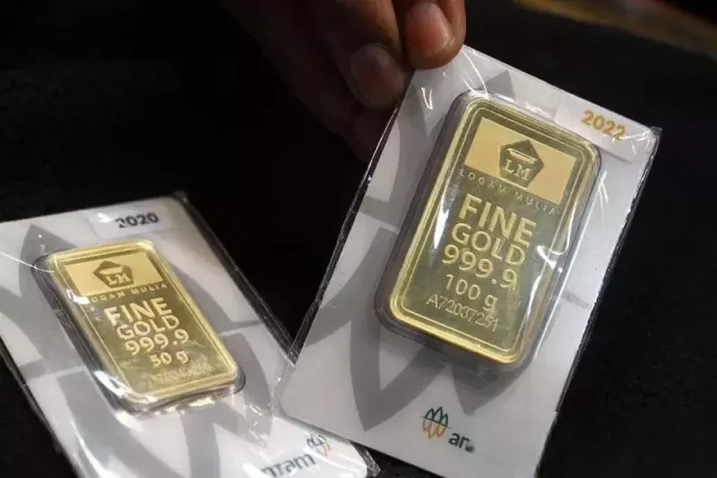 Harga emas Antam diprediksi bergerak fluktuatif dengan potensi koreksi dan penguatan pada awal pekan.