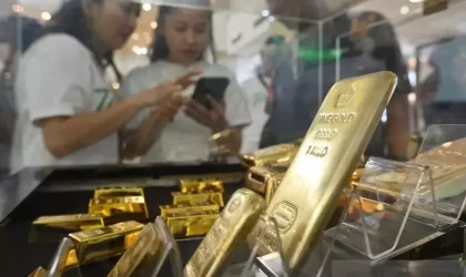 Ilustrasi emas batangan Antam dengan grafik harga fluktuatif April 2026