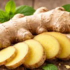 Jahe segar yang ditampilkan dalam bentuk utuh dan irisan tipis untuk menunjukkan tekstur dan warna alaminya.