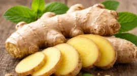 Jahe segar yang ditampilkan dalam bentuk utuh dan irisan tipis untuk menunjukkan tekstur dan warna alaminya.