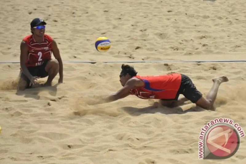 Arsip: Koko Prasetyo dan Ade Candra saat final voli pantai Asian Beach Games 2012 di Haiyang, China.