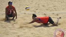Arsip: Koko Prasetyo dan Ade Candra saat final voli pantai Asian Beach Games 2012 di Haiyang, China.
