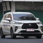 Posisi baterai hybrid New Veloz yang terletak di bawah jok penumpang depan dengan sistem pendingin udara.