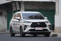 Posisi baterai hybrid New Veloz yang terletak di bawah jok penumpang depan dengan sistem pendingin udara.