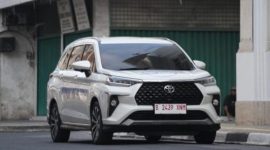 Posisi baterai hybrid New Veloz yang terletak di bawah jok penumpang depan dengan sistem pendingin udara.