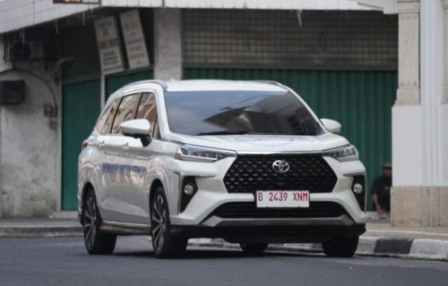 Posisi baterai hybrid New Veloz yang terletak di bawah jok penumpang depan dengan sistem pendingin udara.