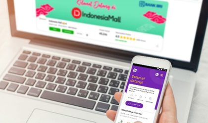 Ilustrasi virtual assistant bekerja secara remote menggunakan laptop dan internet