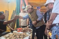 Wali Kota Sungai Penuh, Alfin, S.H., meninjau kondisi Pasar Tanjung Bajure pasca penataan sambil berdialog dengan pedagang dan pengunjung untuk memastikan pasar berjalan tertib, bersih, dan nyaman.