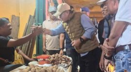 Wali Kota Sungai Penuh, Alfin, S.H., meninjau kondisi Pasar Tanjung Bajure pasca penataan sambil berdialog dengan pedagang dan pengunjung untuk memastikan pasar berjalan tertib, bersih, dan nyaman.