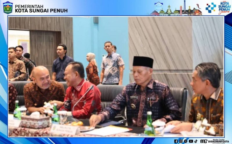 Wawako Sungai Penuh Azhar Hamzah menghadiri RUPSLB Bank Jambi di Kota Jambi.