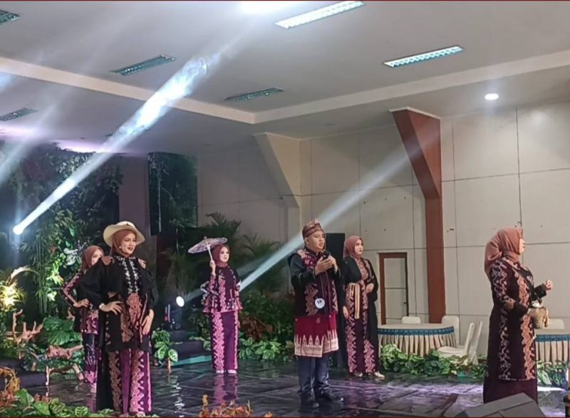 Peserta menampilkan Parade Batik Kreasi dalam kegiatan DWP Kota Sungai Penuh yang berlangsung meriah, sekaligus menunjukkan kreativitas perempuan dan pelestarian budaya lokal melalui busana khas daerah.