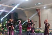 Peserta menampilkan Parade Batik Kreasi dalam kegiatan DWP Kota Sungai Penuh yang berlangsung meriah, sekaligus menunjukkan kreativitas perempuan dan pelestarian budaya lokal melalui busana khas daerah.