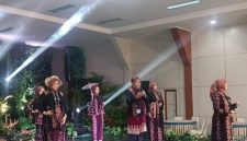 Peserta menampilkan Parade Batik Kreasi dalam kegiatan DWP Kota Sungai Penuh yang berlangsung meriah, sekaligus menunjukkan kreativitas perempuan dan pelestarian budaya lokal melalui busana khas daerah.