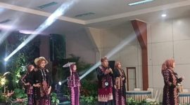Peserta menampilkan Parade Batik Kreasi dalam kegiatan DWP Kota Sungai Penuh yang berlangsung meriah, sekaligus menunjukkan kreativitas perempuan dan pelestarian budaya lokal melalui busana khas daerah.
