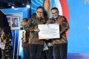 Wali Kota Sungai Penuh Alfin menerima penghargaan nasional penurunan stunting dan insentif fiskal Rp3 miliar di Palembang.