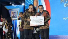 Wali Kota Sungai Penuh Alfin menerima penghargaan nasional penurunan stunting dan insentif fiskal Rp3 miliar di Palembang.