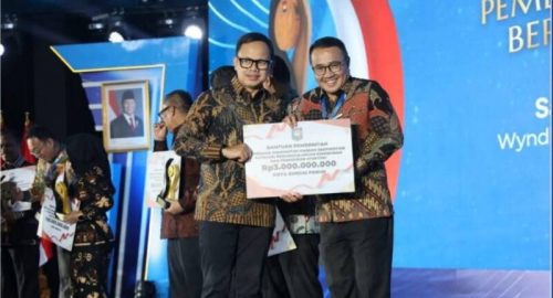 Wali Kota Sungai Penuh Alfin menerima penghargaan nasional penurunan stunting dan insentif fiskal Rp3 miliar di Palembang.