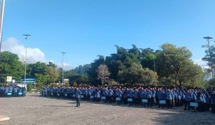 Upacara Hari Otonomi Daerah ke-30 Tahun 2026 di Lapangan Kantor Wali Kota Sungai Penuh bersama Sekda Alpian dan jajaran Pemkot.