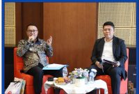 Wali Kota Sungai Penuh, Alfin, SH saat memberikan kuliah umum kepada mahasiswa Fakultas Hukum Universitas Jambi di Auditorium UNIFAC, Kamis (3/4).