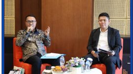 Wali Kota Sungai Penuh, Alfin, SH saat memberikan kuliah umum kepada mahasiswa Fakultas Hukum Universitas Jambi di Auditorium UNIFAC, Kamis (3/4).