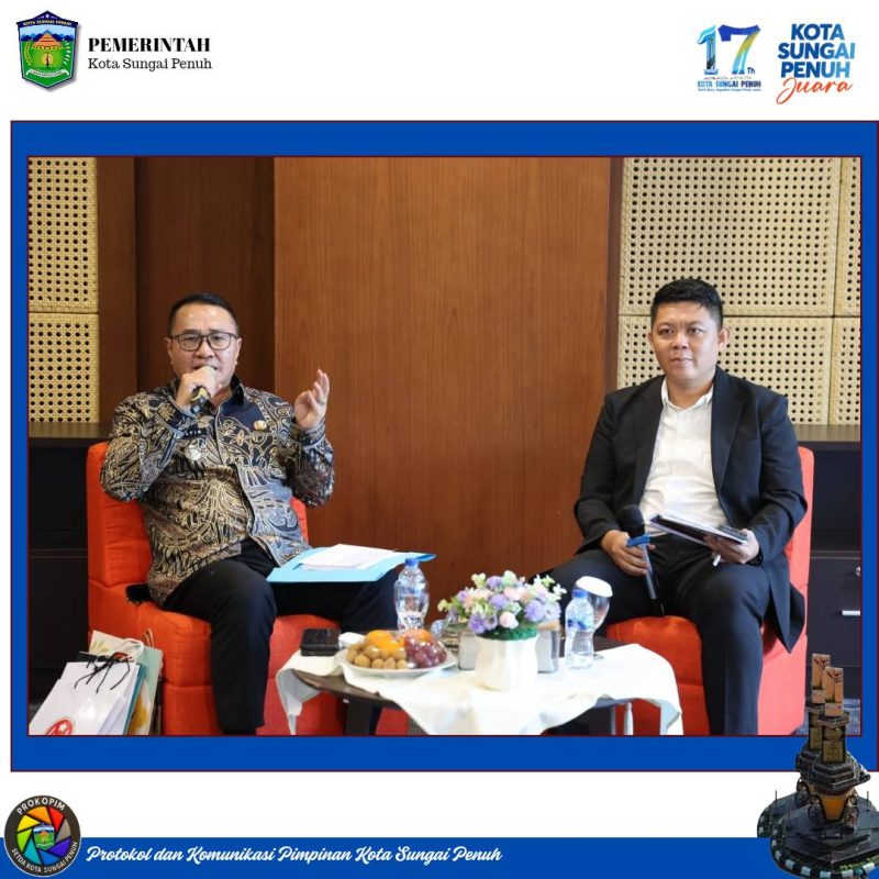 Wali Kota Sungai Penuh, Alfin, SH saat memberikan kuliah umum kepada mahasiswa Fakultas Hukum Universitas Jambi di Auditorium UNIFAC, Kamis (3/4).