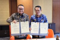 Wali Kota Sungai Penuh Alfin, SH bersama Rektor UNJA Prof. Dr. Helmi, SH., MH menandatangani MoU kerja sama pengembangan pendidikan, penelitian, dan pengabdian masyarakat di Gedung Auditorium UNIFAC.