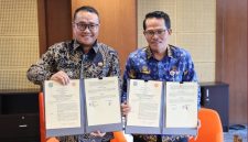 Wali Kota Sungai Penuh Alfin, SH bersama Rektor UNJA Prof. Dr. Helmi, SH., MH menandatangani MoU kerja sama pengembangan pendidikan, penelitian, dan pengabdian masyarakat di Gedung Auditorium UNIFAC.