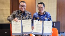 Wali Kota Sungai Penuh Alfin, SH bersama Rektor UNJA Prof. Dr. Helmi, SH., MH menandatangani MoU kerja sama pengembangan pendidikan, penelitian, dan pengabdian masyarakat di Gedung Auditorium UNIFAC.