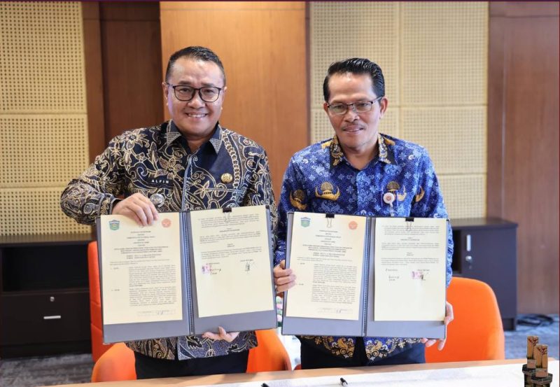 Wali Kota Sungai Penuh Alfin, SH bersama Rektor UNJA Prof. Dr. Helmi, SH., MH menandatangani MoU kerja sama pengembangan pendidikan, penelitian, dan pengabdian masyarakat di Gedung Auditorium UNIFAC.