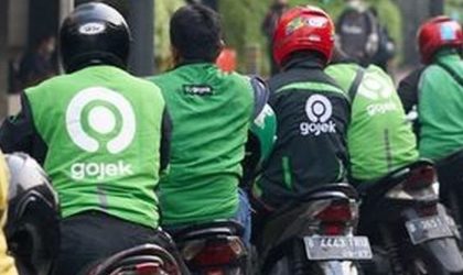 Pengemudi ojol mengisi Pertamax Turbo di SPBU setelah harga BBM naik