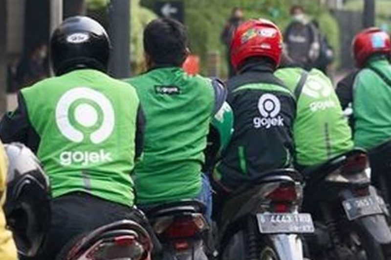 Seorang pengemudi ojek online mengisi BBM jenis Pertamax Turbo di SPBU Jakarta setelah kenaikan harga BBM nonsubsidi.