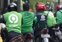 Seorang pengemudi ojek online mengisi BBM jenis Pertamax Turbo di SPBU Jakarta setelah kenaikan harga BBM nonsubsidi.