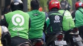 Seorang pengemudi ojek online mengisi BBM jenis Pertamax Turbo di SPBU Jakarta setelah kenaikan harga BBM nonsubsidi.