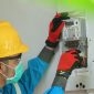 Petugas PLN mengecek meteran listrik pelanggan di tengah kebijakan tarif listrik yang tetap berlaku pada April 2026.