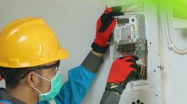 Petugas PLN mengecek meteran listrik pelanggan di tengah kebijakan tarif listrik yang tetap berlaku pada April 2026.