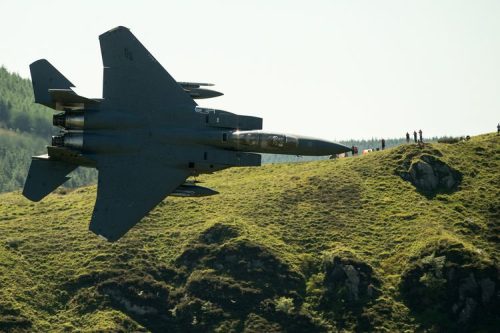 Petugas militer melakukan pencarian awak jet tempur Amerika Serikat yang jatuh di wilayah Iran.