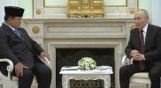 Presiden Prabowo Subianto berjabat tangan dengan Presiden Vladimir Putin di Kremlin, Moskow